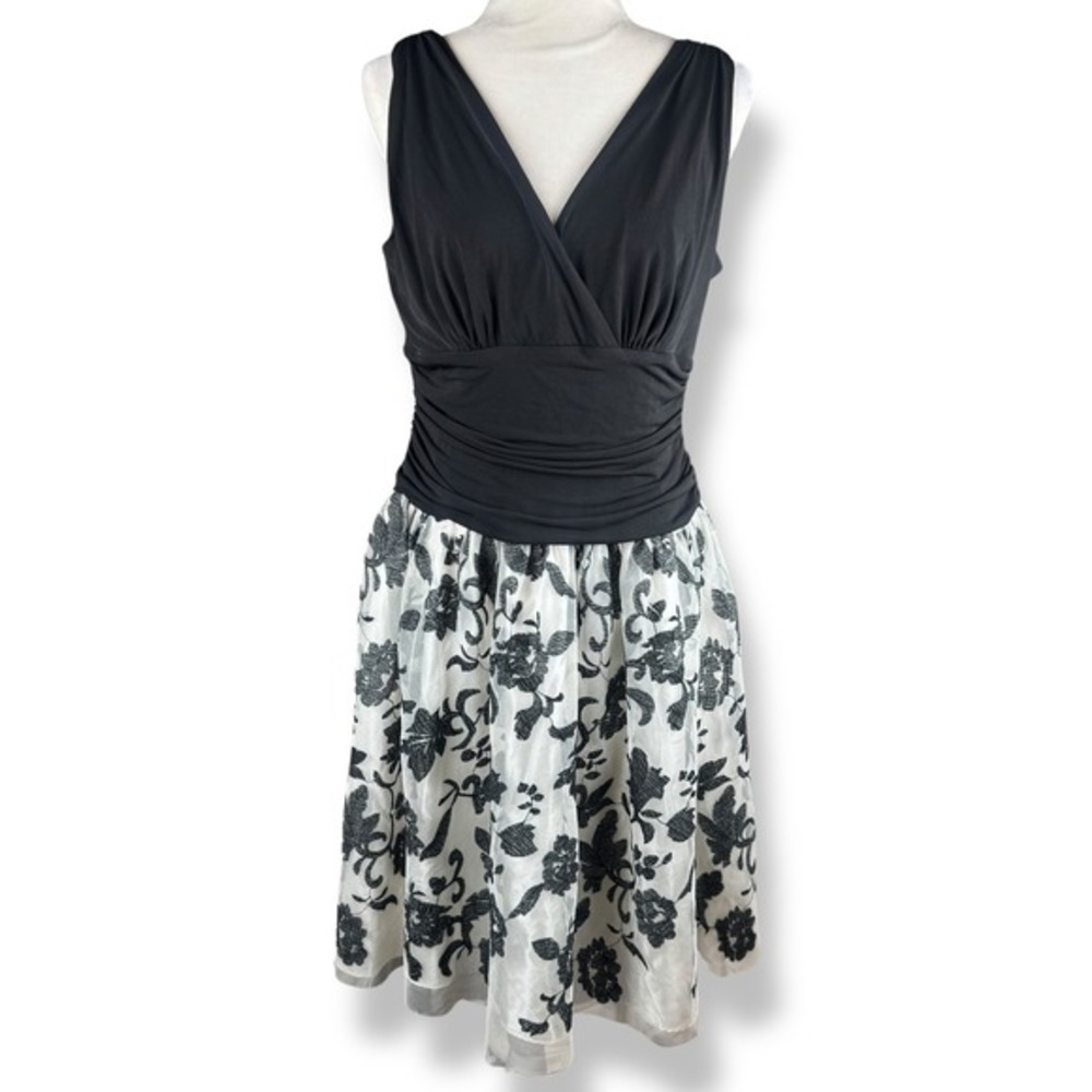 Black & White Floral V-Neck Sleeveless Dress